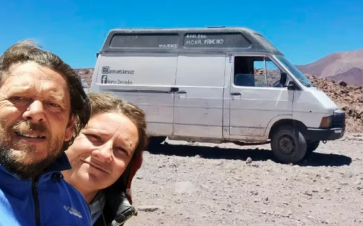 Se conocieron por Facebook, se enamoraron y dejaron todo para recorrer el país en una Trafic del 87