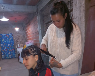 Es barrendera pública, mantiene un comedor y organiza fiestas de 15 años solidarias