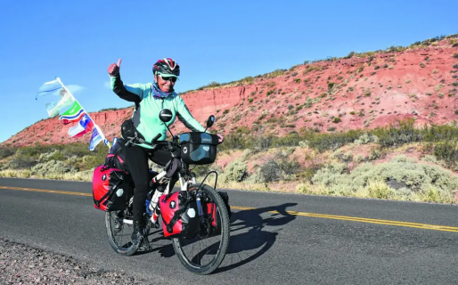 Tiene 73 años y recorre la Patagonia con su bicicleta