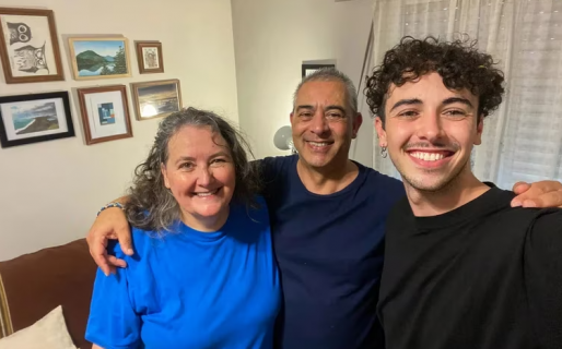 Remodeló el living de sus padres mientras estaban de vacaciones y los sorprendió como en los programas de decoración