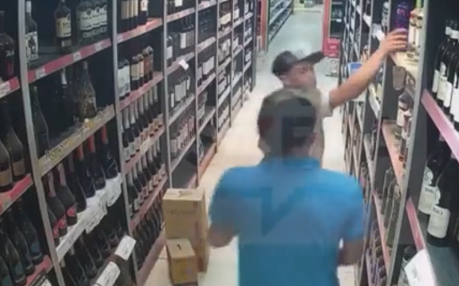 Engancharon a un grupo de delincuentes robando botellas de vodka para la ‘previa’