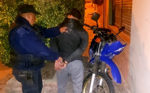 Se robó una moto, quiso ocultarse de la policía debajo de un auto y terminó detenido