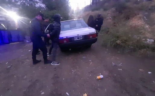 Le robaron el auto y los persiguió mientras le avisaba a la policía