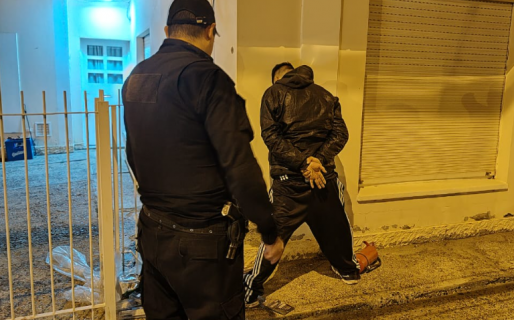 Robó en un comercio, lo encontraron escapándose con los elementos robados y lo detuvieron