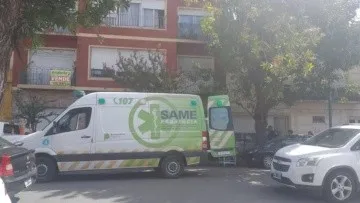 Se olvidó las llaves de la casa e intentó entrar por el balcón: saltó desde la terraza, le erró y cayó en la vereda