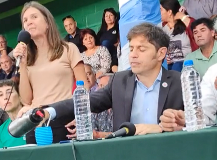 ¿Cuánta agua le puso? Polémica por un video de Kicillof «cebando» mates