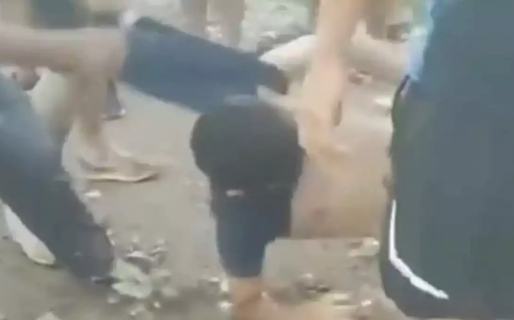 Vecinos atraparon a cuatro ladrones, los desnudaron y los golpearon: “La próxima los prendemos fuego”