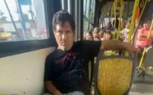 Repudiable: lo captaron justo tocándose su miembro frente a una joven