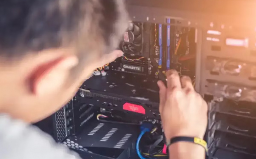 Desarmó su computadora para limpiarla después de muchos años y lo que encontró lo dejó estupefacto