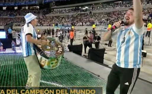 Tula y Fernando Romero cantaron «Muchachos» y explotó el Monumental