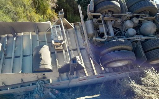 Grave accidente de un camión chileno cerca de El Bolsón en la Ruta 40