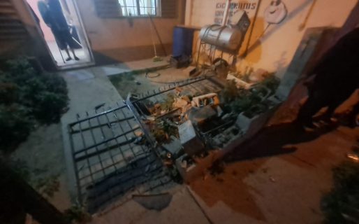 Perdió el control de su auto y destruyó el paredón de una casa