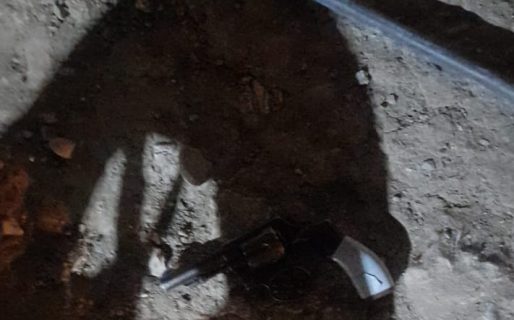 Produjeron disturbios en una zona ilegal, los persiguieron y les encontraron un revólver