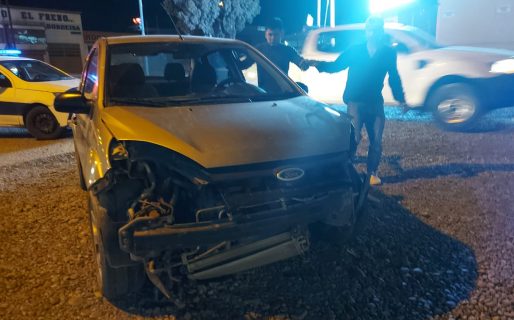 Borracho al volante: Cruzó un semáforo en rojo, chocó a un auto y quiso agredir a la Policía