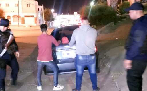 Con un cuchillo intentaron robar un auto a una pareja y terminaron detenidos