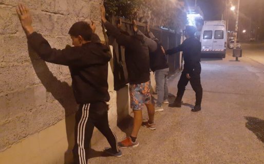 Le robaron dos ruedas a un vehículo pero terminaron detenidos