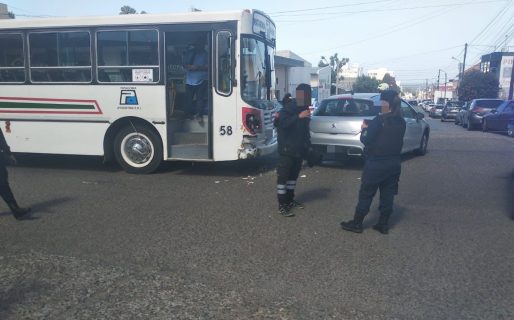 Fuerte choque entre un auto y un colectivo: cuatro pasajeros resultaron heridos