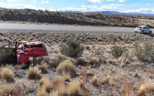 Una familia comodorense volcó en la Ruta 40: Cuatro personas debieron ser trasladadas al Hospital