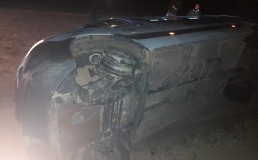 Se le pinchó una cubierta y volcó en el camino Roque González