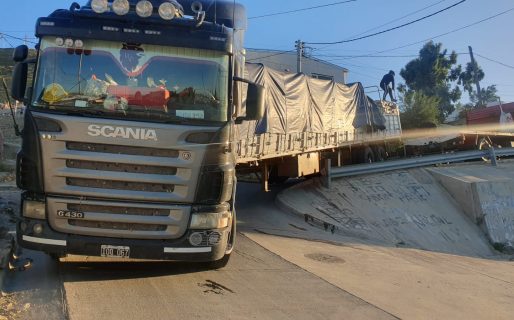 Se atascó un camión de porte pesado en barrio Las Flores