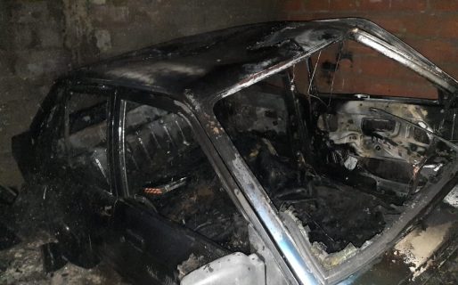 Se le cayó un bidón de nafta en el vehículo y se terminó quemando por completo