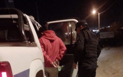 Se encontró con la policía, les hizo una pregunta y quedó detenido por tener pedido de captura