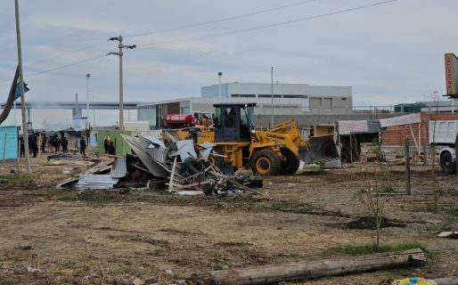 Desalojaron las tomas ilegales de la calle Nahuel Huapi en la zona de Km8