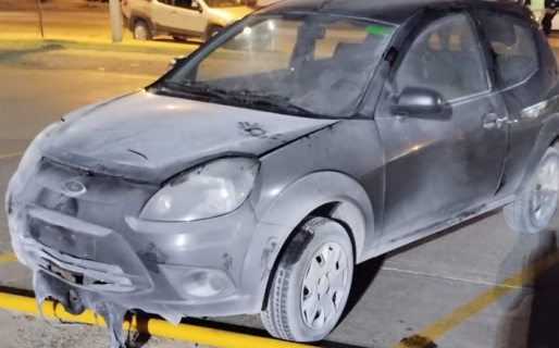 Vio un vehículo incendiándose y no dudó en sofocar las llamas con su extintor