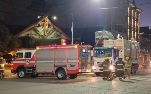 Un hombre dormía en un contenedor de basura y murió cuando lo descargaron