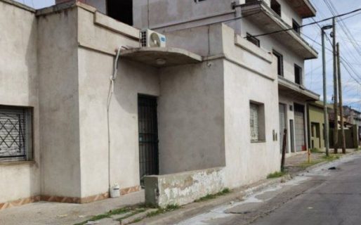 Una casa «se robó» la vereda y causó furor en las redes sociales