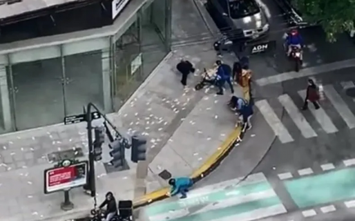 Lluvia de billetes: intentaron robarle 7 millones de pesos, forcejeó con el ladrón y el dinero voló por el aire