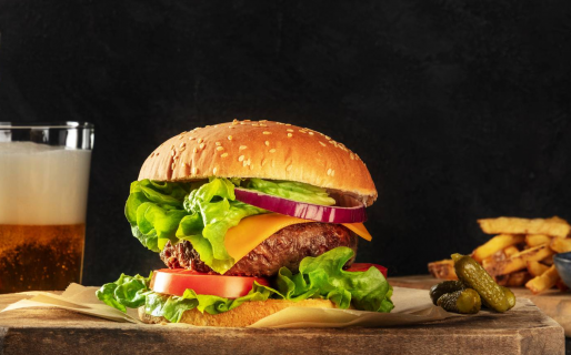 Tragedia en Córdoba: una joven comía una hamburguesa en un local, se atragantó y murió