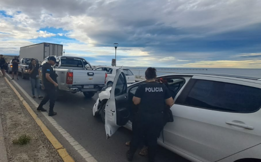 En hora pico y por el denso tráfico, seis vehículos chocaron en cadena
