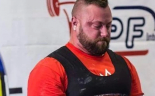 Levantador de pesas masculino se anotó como mujer y rompió el récord