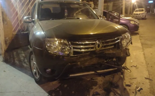 Chocó un auto estacionado, quiso darse a la fuga y las cámaras registraron todo