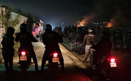 Para evitar que siga el avance policial, los usurpadores permanecerán en la vereda y calle lindante a los terrenos