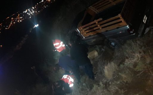 Una camioneta despistó y cayó cuesta abajo por el camino Roque González