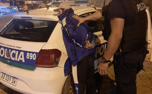 Observó como robaban un auto y salió a correr al ladrón: logró que lo detengan