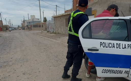 Lo arrestan por merodear el domicilio de una mujer que le puso una orden de restricción de acercamiento