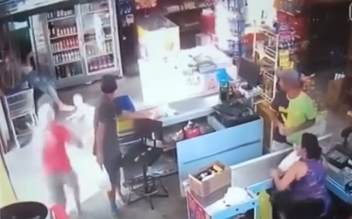 Quiso abrir una heladera descalzo con su bebé en brazos y casi se muere