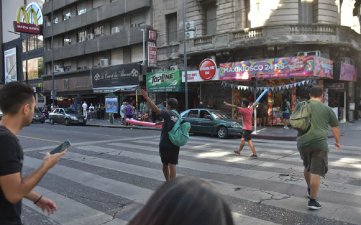 En medio del apagón, dos jóvenes sorprendieron a los automovilistas y dirigieron el tránsito con flotadores