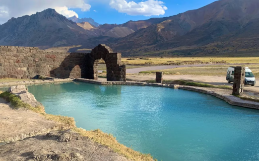 El misterioso hotel abandonado que tiene piletones y seduce a turistas