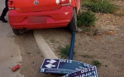 Se llevó puesto, manejando borracho, un poste de luz y un cartel indicador de calles
