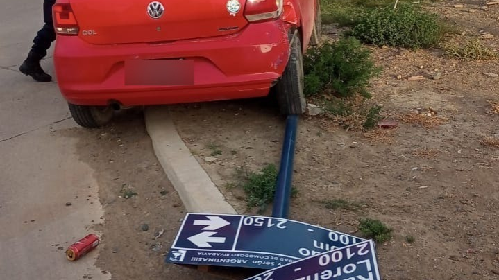 Se llevó puesto, manejando borracho, un poste de luz y un cartel ...