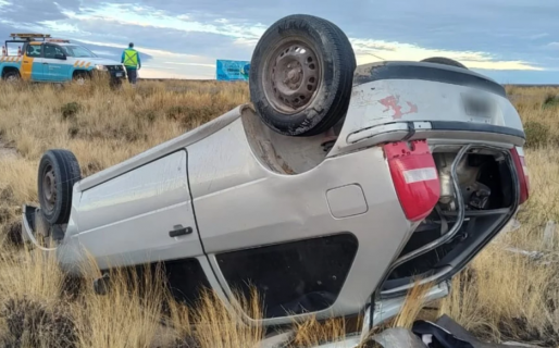 Vuelco en Ruta 3: el conductor se habría quedado dormido