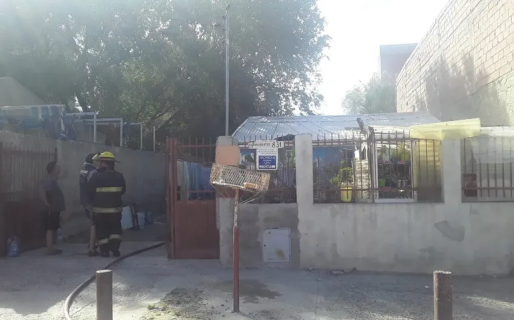 Una familia logró escapar de entre las llamas luego que su casa se incendiara