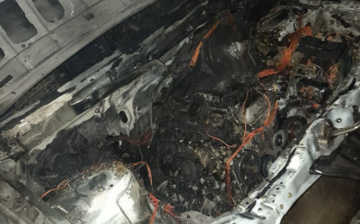 Se le incendió el vehículo mientras lo conducía por una falla en el motor