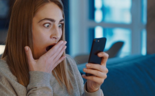 Su papá conoció a una mujer, se abatató y le dio el celular de su hija por error