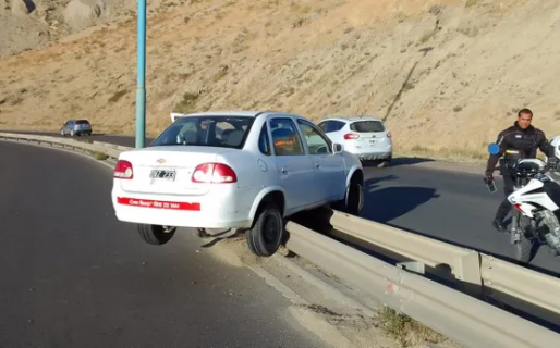 A un remisero lo encerró otro auto y acabó sobre el guardarrail