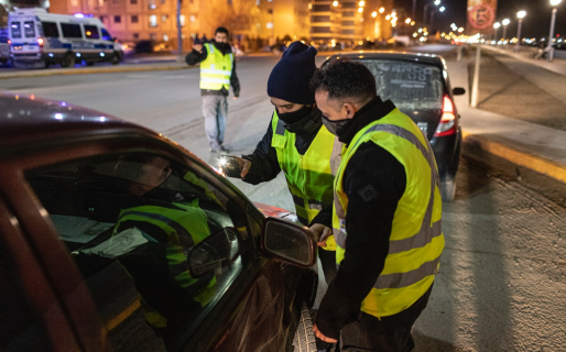 Manejaba borracho y quiso prender fuego su auto para que no se lo quiten